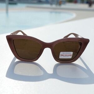 TRUE RELIGION Lavender Cat Eye Sunglasses 3 Rhinestone Sunbursts at Temples